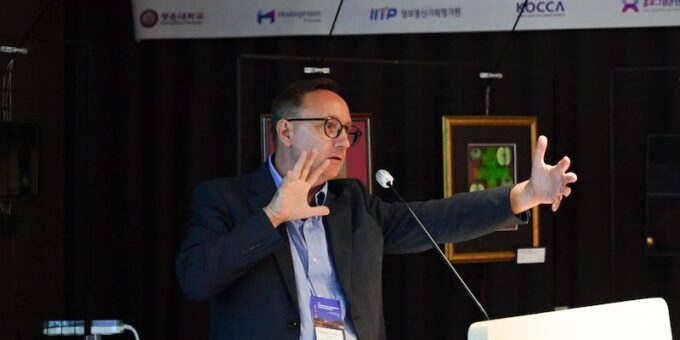 Alaric Hamacher speaking at Holography Forum ISDH