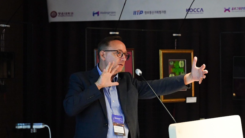 Alaric Hamacher speaking at Holography Forum ISDH